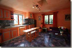 
Le Cottage: Kche und Wohnraum 
 -- Vermietung von Villa / Landhaus zum Verlieben, Centre-Var, 83